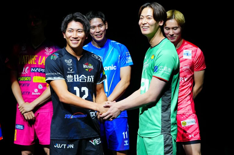 SVリーグ開幕会見で広島サンダーズの代表として登壇した日本代表・永露元稀（右）。開幕戦は古巣でもあるウルフドッグス名古屋と対戦する ／ photograph by NIKKAN SPORTS