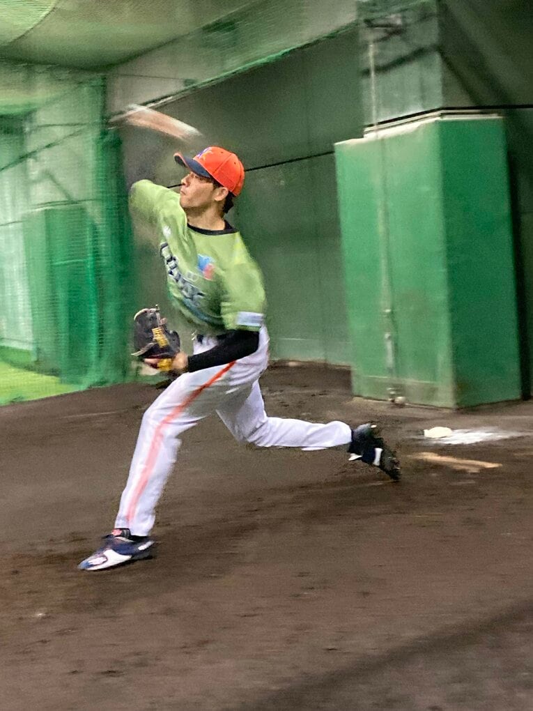 小雪舞う新潟で指導した薮田。12球団への復帰を目指す／球団提供