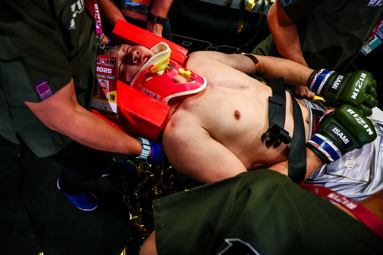 首を固定され、担架で搬送される朝倉未来　©Susumu Nagao