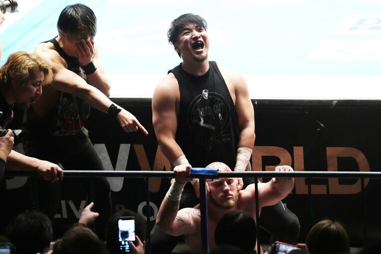 ゲイブ・キッドを場外で攻める成田蓮　©Masashi Hara