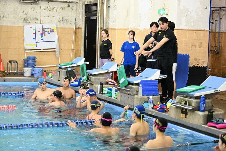 東大水泳部の練習風景　©Keiji Ishikawa