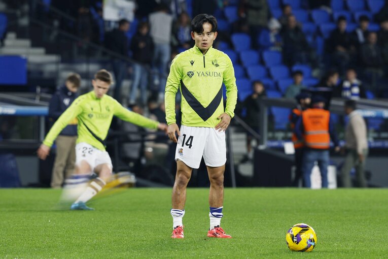 キックオフ前、集中を高めFKを蹴る久保　©Daisuke Nakashima
