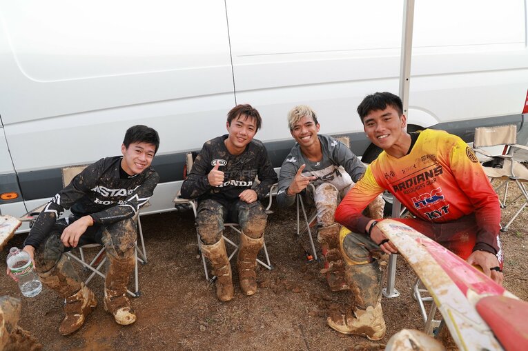 モトクロスでトレーニングをする小椋藍とチームアジアの面々　photograph by Satoshi Endo