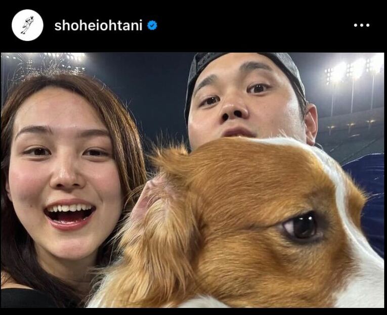 【テレビに映らないドジャーズV後の光景】シャンパンファイト後、デコピンと真美子夫人との3ショット（全6枚中の2枚目）※大谷翔平インスタグラムより