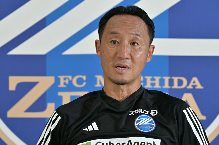 今季から町田で指揮を執る黒田剛監督（53歳）。昨季15位だったチームをどうやって変えたのか？ ／ photograph by Hideki Sugiyama