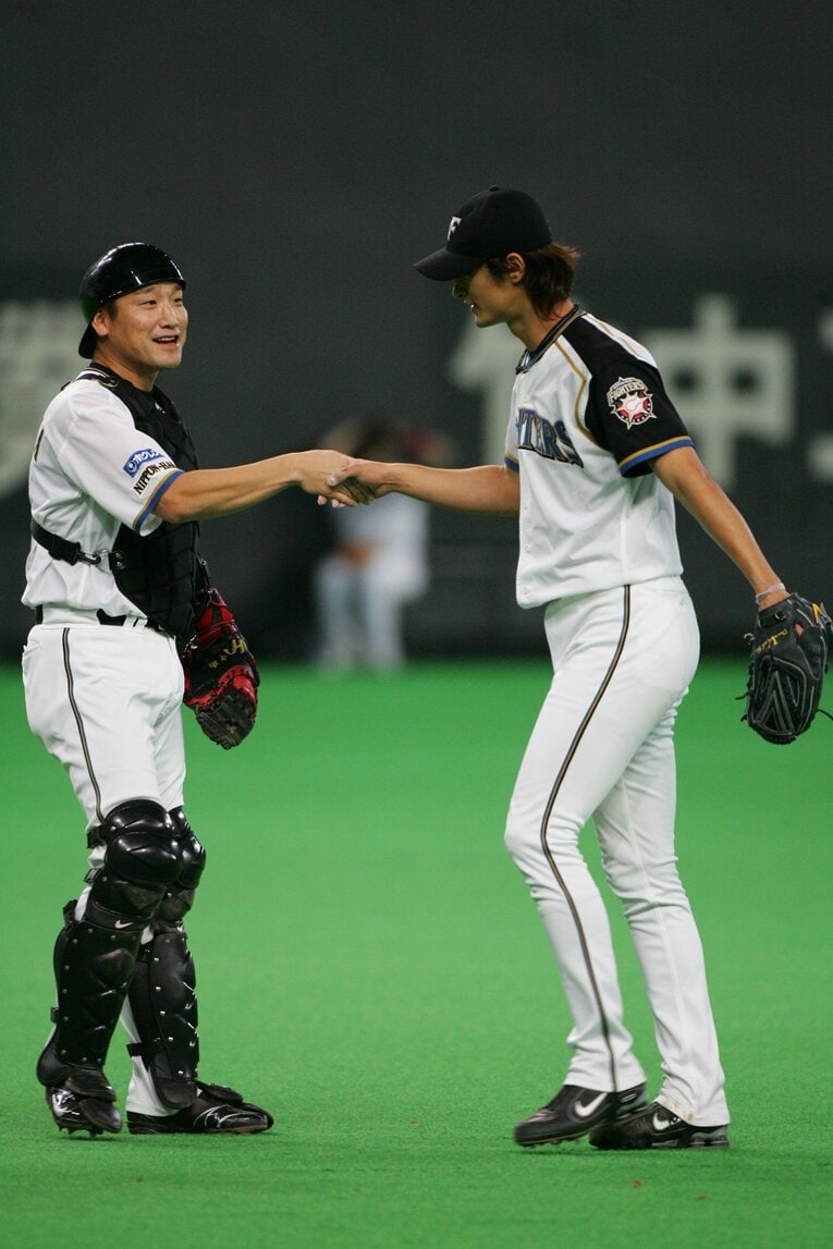 日本ハム時代。ダルビッシュとグータッチ　©Koji Asakura