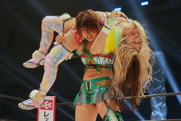 壮麗亜実のバックブリーカーに耐える羽南　©Essei Hara