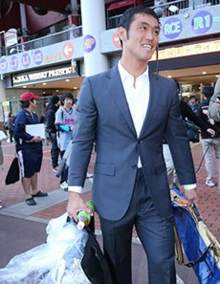 第一次トライアウトが行われたKスタを笑顔で後にする古木。