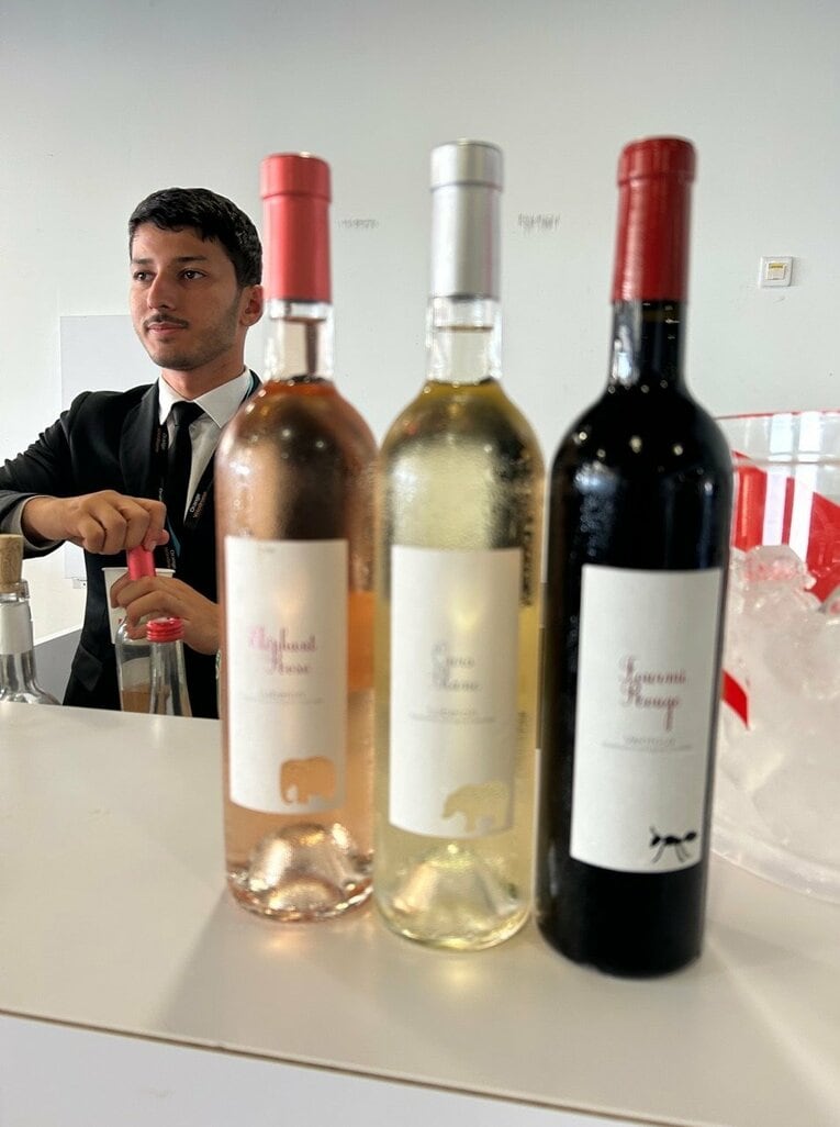 ELマルセイユ対ブライトンのメディアセンター。ワインやビールが提供されていた