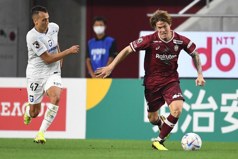 大迫勇也の“半端ないメンタル”が崖っぷちの神戸を蘇らせた…J1残留を争う激闘でカメラマンがとらえた決定的瞬間「PK蹴る気満々だ」(50)