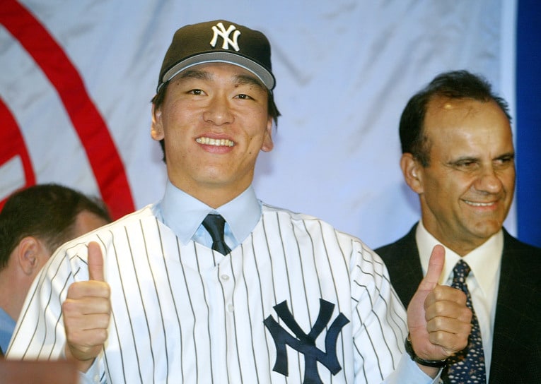 2003年のヤンキース入団会見　©Getty Images