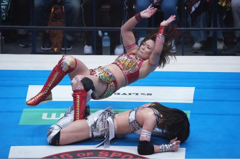 リバースのインディアンデスロックで朱里を攻めるSareee　©Essei Hara