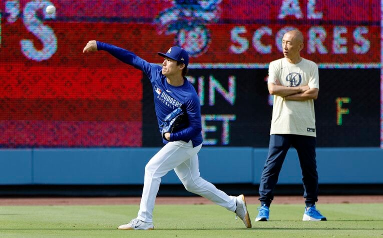 山本の投球練習を見守る「矢田先生」ことトレーナー・矢田修氏　©Getty Images