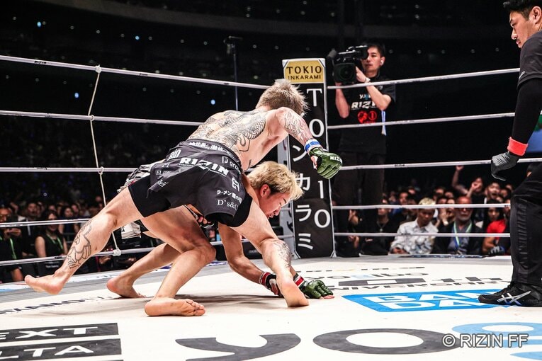 パウンドの追撃→KOまで　©RIZIN FF