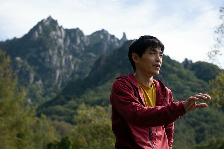 プロクライマー倉上慶大。国内の最難ルートを次々に完登するなど、世界のクライミングメディアから注目される。2021年10月に心肺停止を経験、そこから復帰した　©Miki Fukano