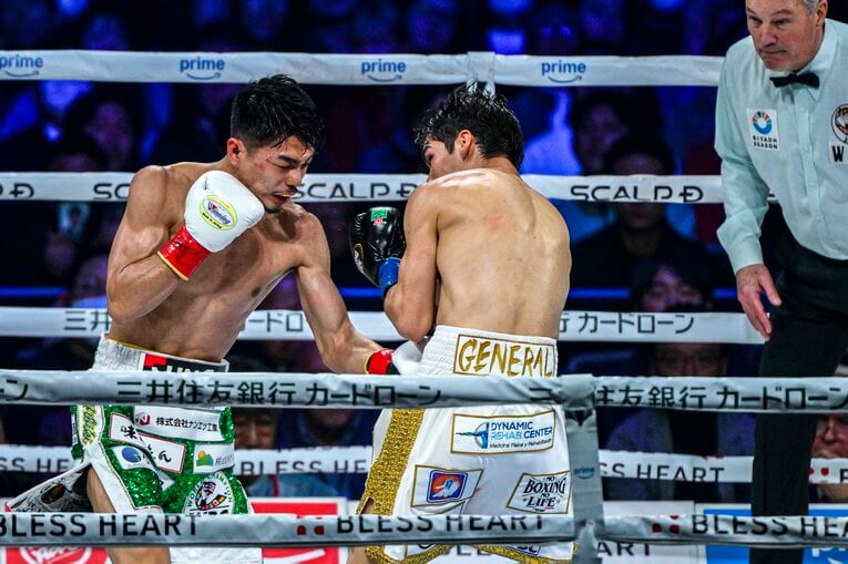 3ラウンド、ダウンを奪った中谷潤人の華麗なコンビネーション（2枚目／全6枚） ©Takuya Sugiyama