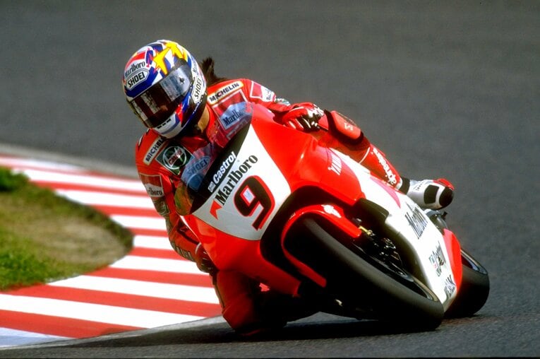 96年日本GPでのノリックの勇姿。94年の転倒があっただけに、誰もが「転ぶな！」と念じた末の初優勝だった　©Getty Images