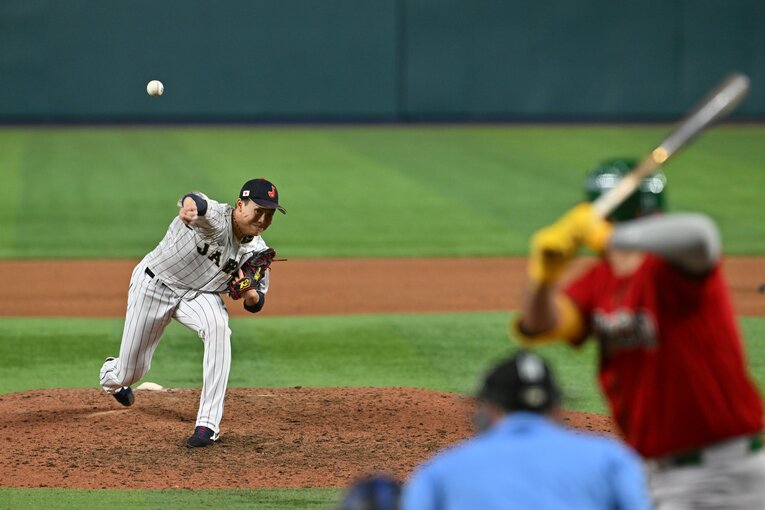WBC準決勝のメキシコ戦。山本由伸をリリーフして1死一、三塁のピンチで登板した湯浅の渾身の投球（3/4枚）　©︎Naoya Sanuki
