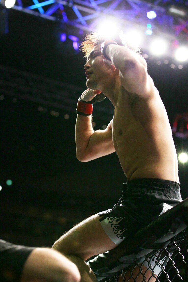 試合後にはケージに上がって歓声を聞くパフォーマンスを披露