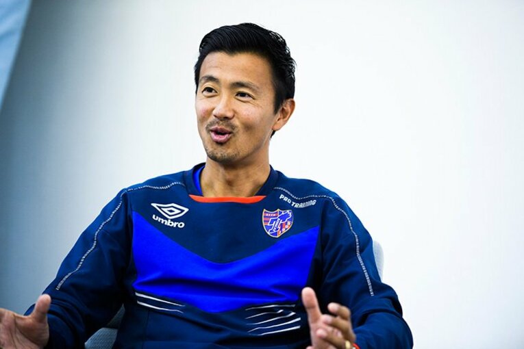 石川直宏が引退直前に佐藤由紀彦と。「最後は自分らしく」「ナオのスタイルを」(3)