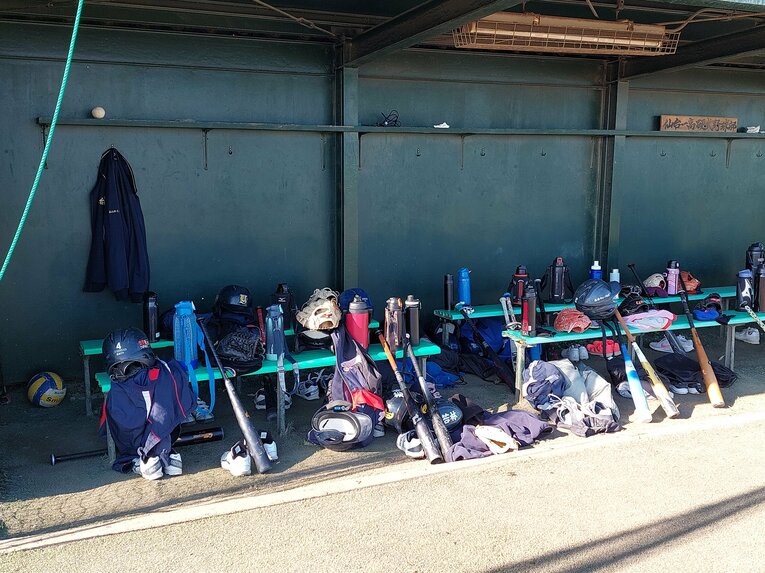 地元の小学生向けに野球教室を行う仙台一高野球部ナイン　©NumberWeb