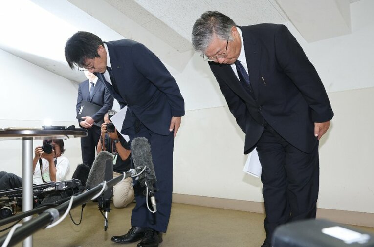 8月10日、甲子園出場辞退に関する記者会見で頭を下げる広陵の堀正和校長ら ／ photograph by JIJI PRESS