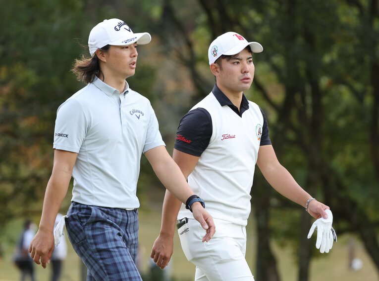 散髪前の石川遼（左）。前週のマイナビABCチャンピオンシップでは、アマチュアとして95年ぶりに日本オープンを制した蝉川泰果（21歳）と同組でプレーした　©︎JIJI PRESS