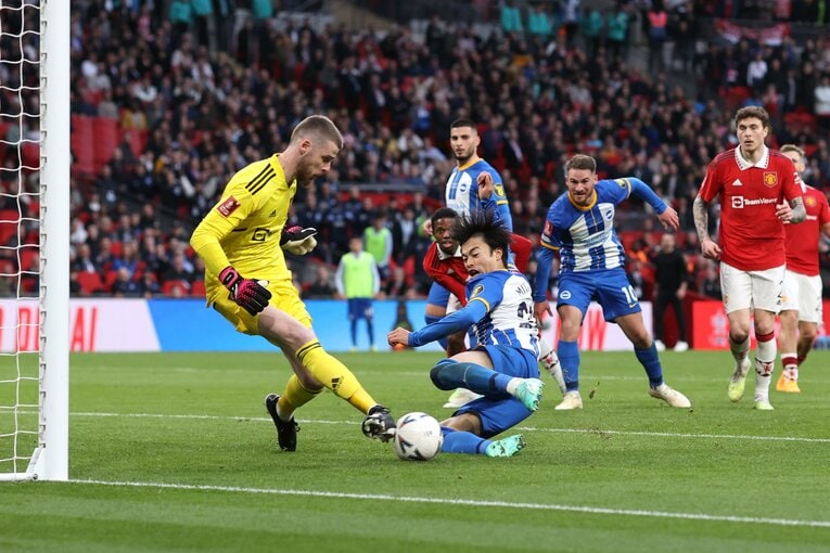 三笘が語った「あのシーンにもう1回帰りたい」（3／3枚）。相手GKデヘアに先にクリアされ、三笘はシュートを打つことができなかった　©Getty Images