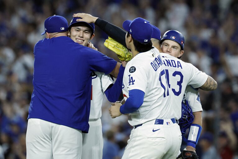 【“テレビに映らない”大谷写真】ナ・リーグ優勝を決めたクローザー佐々木朗希をナデナデ…写真はまだまだ続きます　©AFP/JIJI PRESS