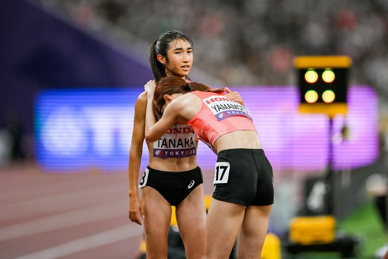 山本のゴールを迎えた田中との感動の抱擁の一部始終　©Nanae Suzuki