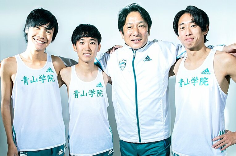 （左から）青学大のエース吉田圭太、ルーキー佐藤一世、原晋監督、そして神林勇太主将 ／ photograph by Shunsuke Mizukami