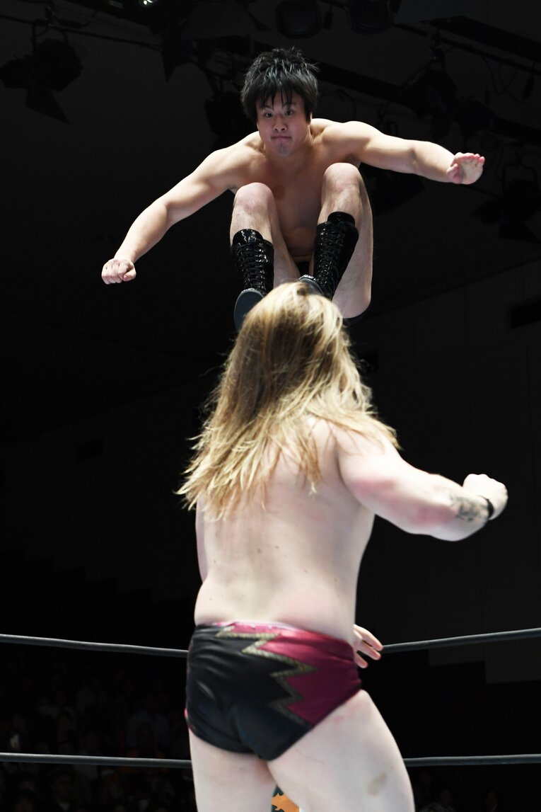 コーナーからのドロップキック