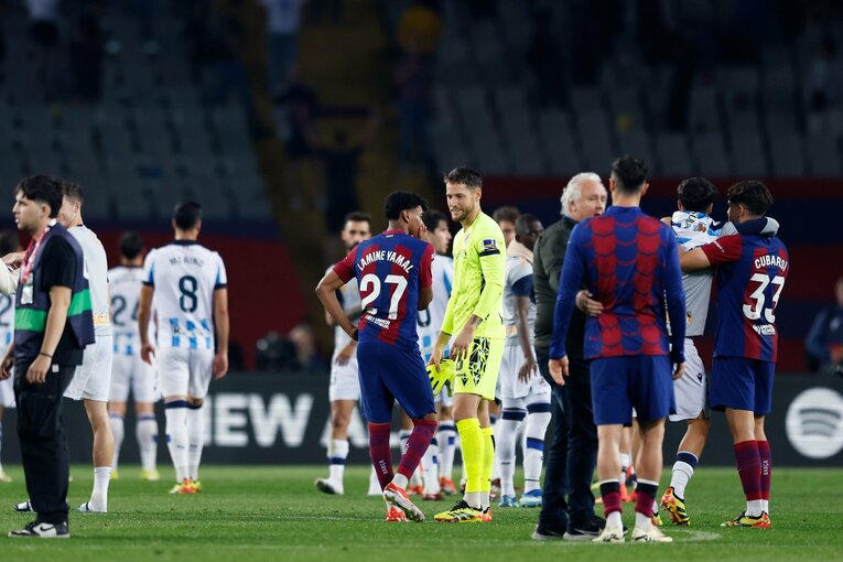 両チームのスペイン代表組が言葉をかわしていた　©Daisuke Nakashima