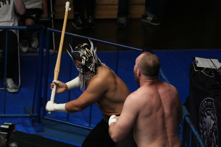 ジョン・モクスリーに竹刀をフルスイングするエル・デスペラード