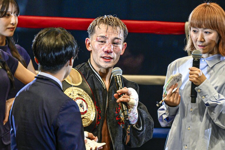 リング上でインタビューに答える堤聖也　©Takuya Sugiyama