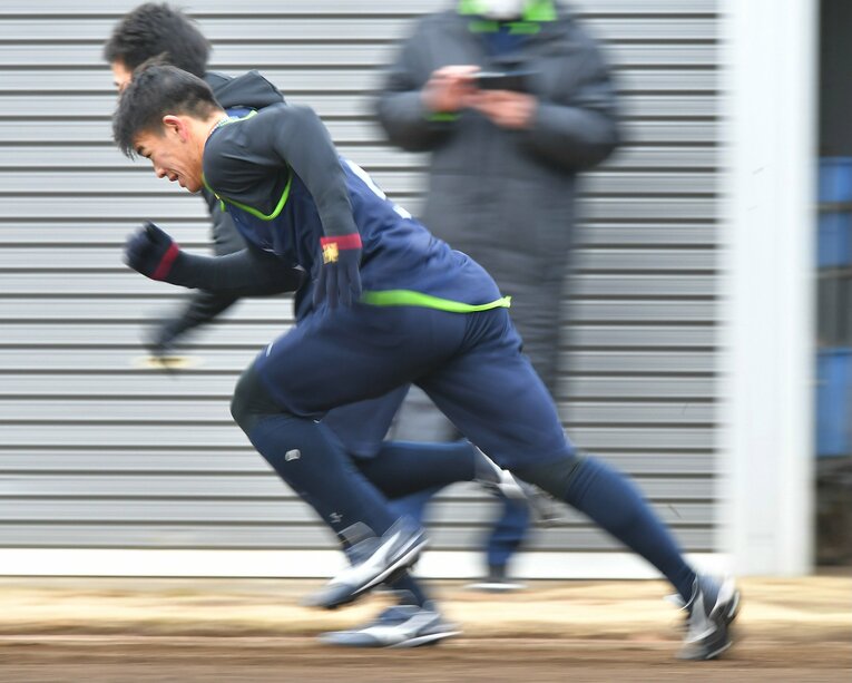 大学No.1の俊足を生かした活躍を誓った並木　©︎JIJI PRESS