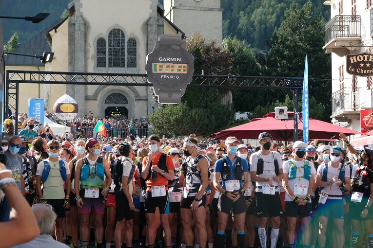 UTMBのスタート前。マスクをした選手がぎっしり