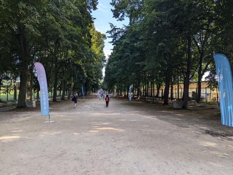 ウッドチップが敷かれたヴェルサイユ宮殿アリーナへの道　©Yu Saito