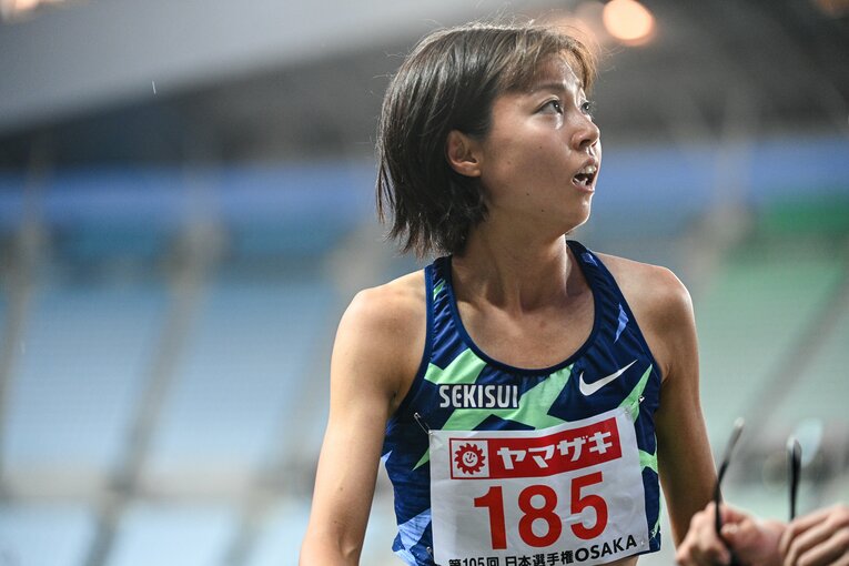 田中希実から約2秒後にゴールした卜部。自己ベストを更新したものの、その表情には悔しさがあった　©Asami Enomoto