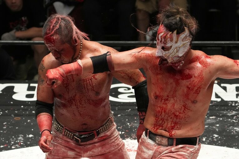 鮮血が飛び散る殴り合い　©Masashi Hara