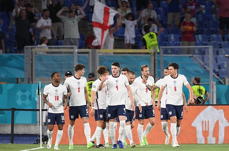 ウクライナを4－0で破ったイングランド。セント・ジョージズ・クロスの国旗も意気軒昂と揺れている ／ photograph by REUTERS/AFLO