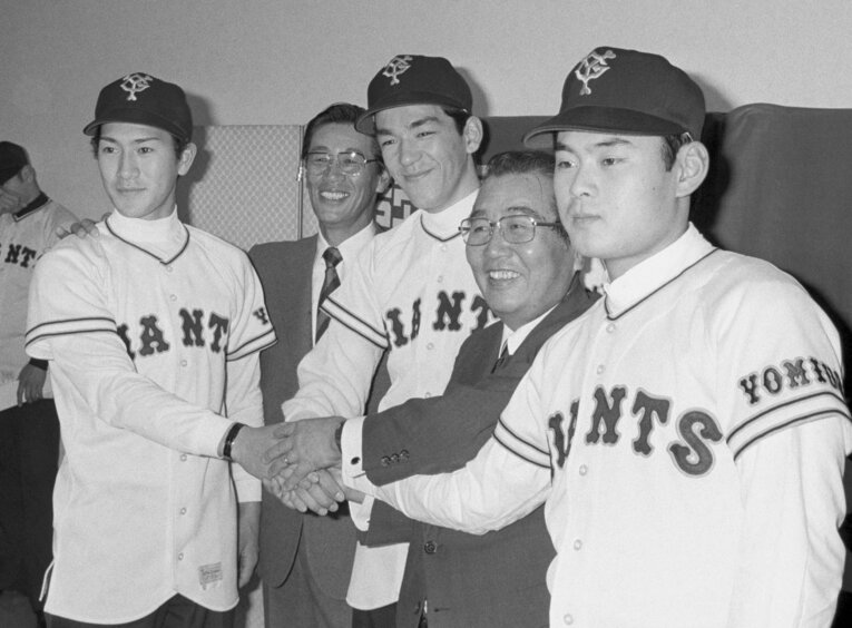 瀬口長官と対戦した山本幸二（左）は巨人入り。1位指名は同じ愛知の槙原寛己（中央）だった。6位の仁村薫（右）、ほかにも吉村禎章、村田真一らを獲得するなど、この年の巨人のドラフトは大豊作だった　©KYODO