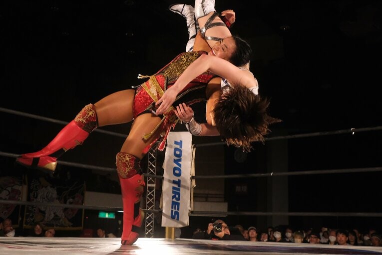 得意技のデスバレーボムで投げられる