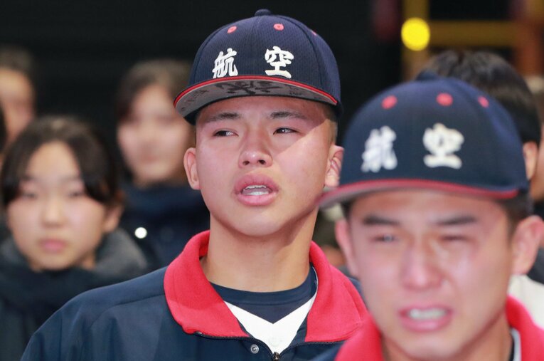 輪島市内で被災した航空石川高の福森誠也投手。センバツ決定の報を受けて涙する場面も ／ photograph by JIJI PRESS