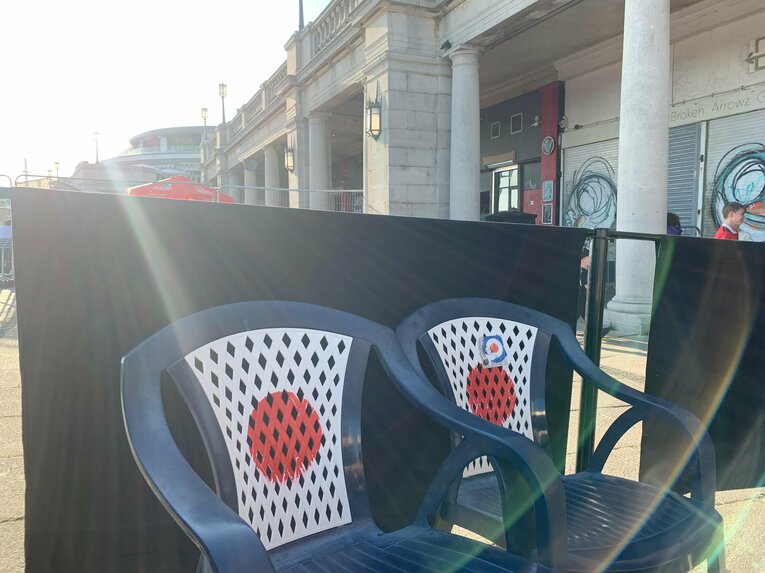 日の丸を模したベンチ！　©Yoichi Igawa　