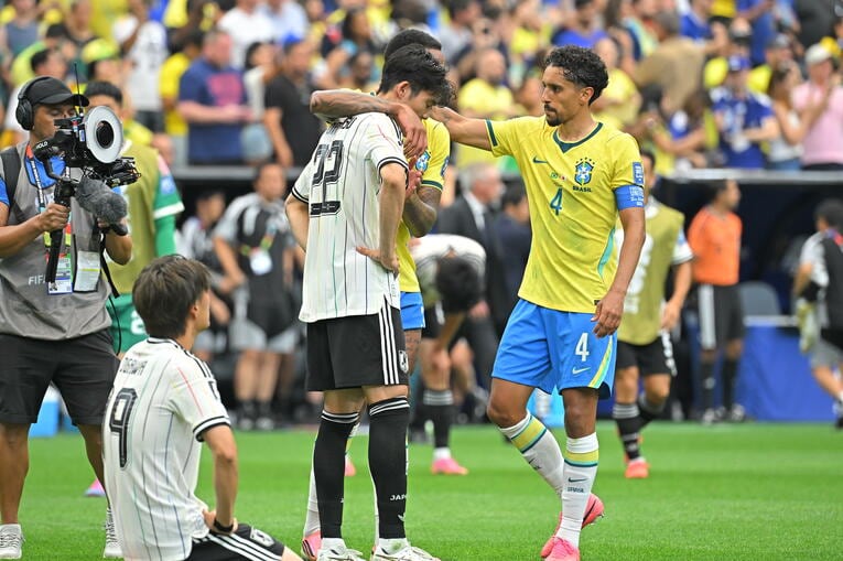 冨安健洋に言葉をかけるブラジルの主将マルキーニョス　©Takuya Kaneko/JMPA