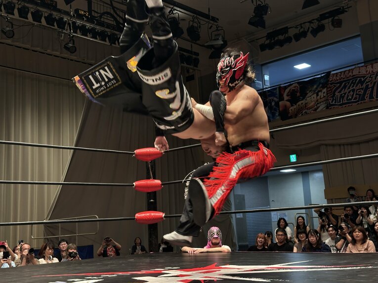 スワイプすると「エル・デスペラードvs葛西純」など激闘写真をご覧になれます　©Norihiro Hashimoto