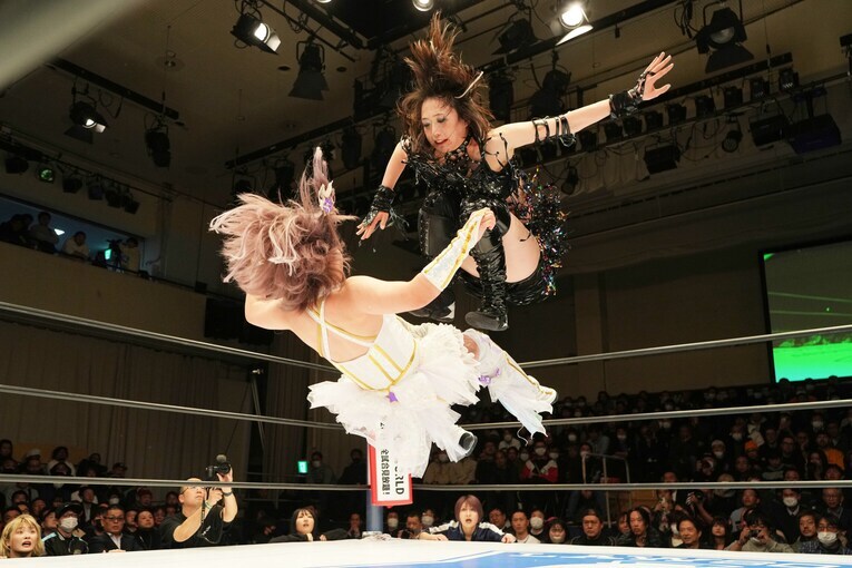 中野たむを踏みつぶす上谷沙弥　©Essei Hara