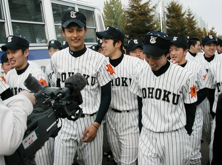 2004年、2年連続の選抜大会出場を決めて喜ぶ東北高のダルビッシュ（左から２人目）　©︎JIJI PRESS