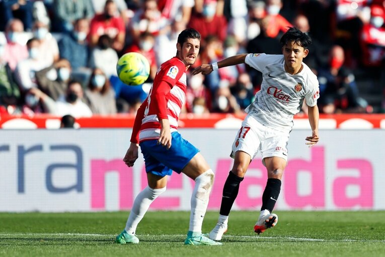 久保建英vsバルサがW杯イヤーのリーガ初戦… 年末の試合で見た「タケの身体の進化」と新星たちの奮起〈撮影者の視点〉(69)